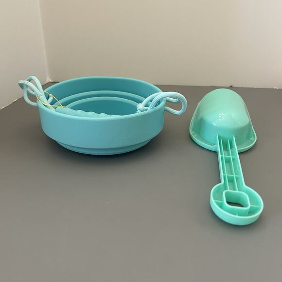 Silicone Beach and Sand Toys Collapsible Beach Bucket and Toys For Kids w/Bag - Picture 3 of 8